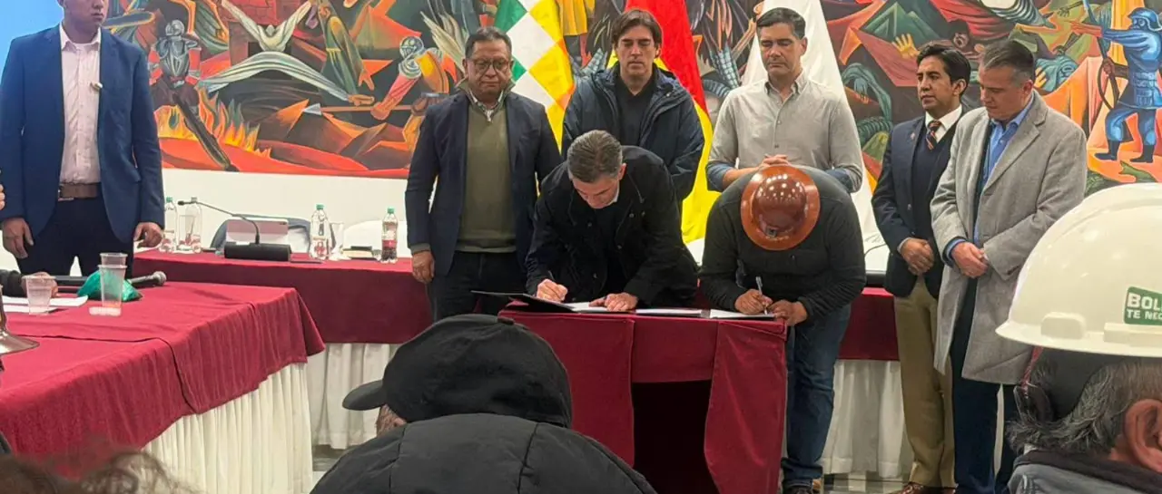 El presidente Paz y la COB firman acuerdo definitivo al cumplirse 50 días de bloqueos