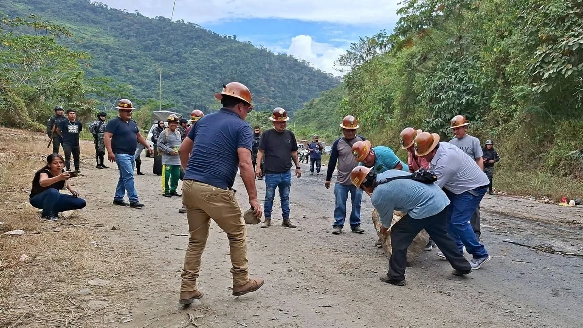 Mineros auríferos y la Policía desbloquean la ruta al norte paceño e instalan vigilia permanente